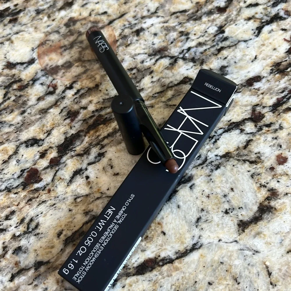 💕🐼Host Pick! NARS Rebellious Total Seduction Eyeshadow Stick